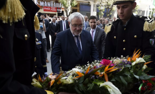 Le secretaire dEtat Jean Marc Todeschini a depose une gerbe de fleurs devant le Mausolee de la premiere victime de la repression du 8 mai 1945 Saal Bouzid e1651958189110