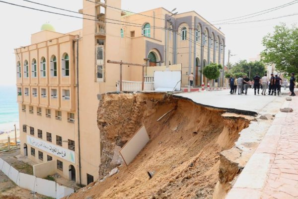 Spectaculaire glissement de terrain à Oran
