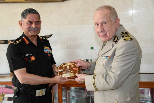 Chanegriha reçoit le chef d’état major des forces terrestres indienne